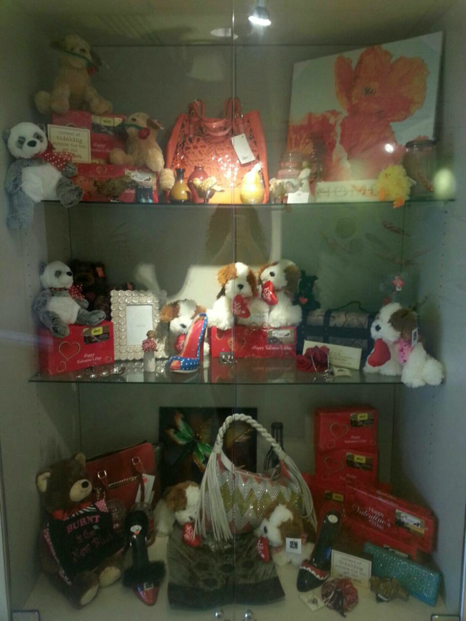 PHOTO BY HOLLY THOMPSON
A Valentines Day display outside of the Riverview Medical Center gift shop.