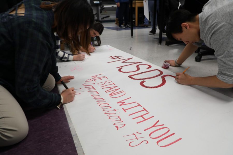 Students+sign+a+banner+in+support+of+Marjory+Stoneman+Douglas+High+School.