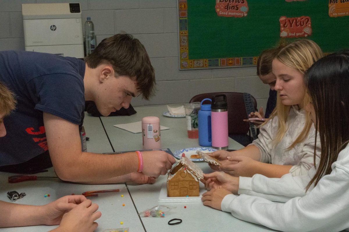 BLOT PHOTO BY AMALIA FOSTER.

Seniors participate in Senior Switch Day, one of the many events the
graduating class takes part in, and build gingerbread houses.